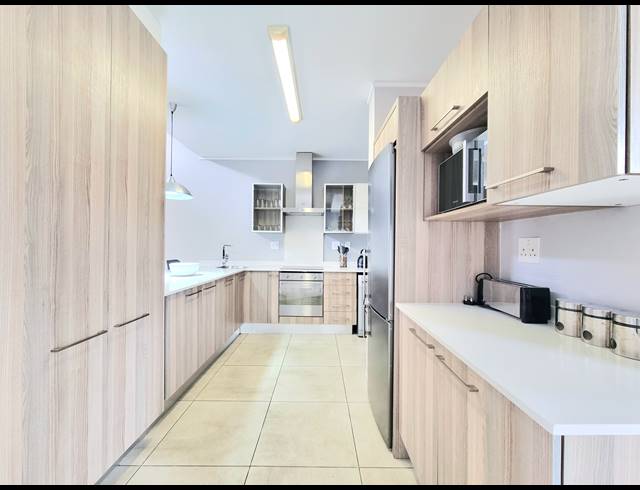 3 BEDROOM APARTMENT TO LET IN OAKLANDS